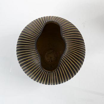 Upsala Ekeby, Ingrid Atterberg, vas, "Spiral" och Hjördis Oldfors, vas, "Kokos", lergods, Upsala-Ekeby.