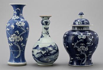 VASER, 2 st, samt LOCKURNA, porslin, Kina, 1800-tal.