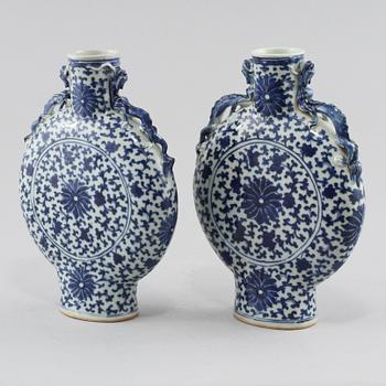 PILGRIMSKRUS, ett par, porslin, Kina, 1800-tal.