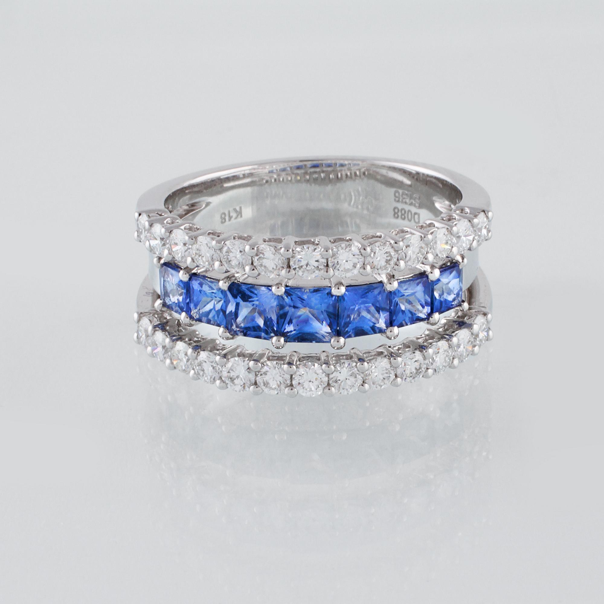 RING, 18K vitguld med 26 briljantslipade diamanter 0.88 ct samt 7 blå safirer 1.36 ct. Vikt 7,8 gram.
