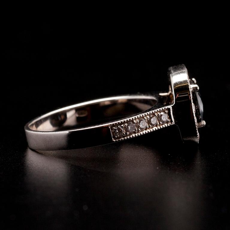RING, vitguld 14K, fasettslipad safir 1,51 ct, briljantslipade diamanter tot. 0,58 ct. Vikt 5,3 g.