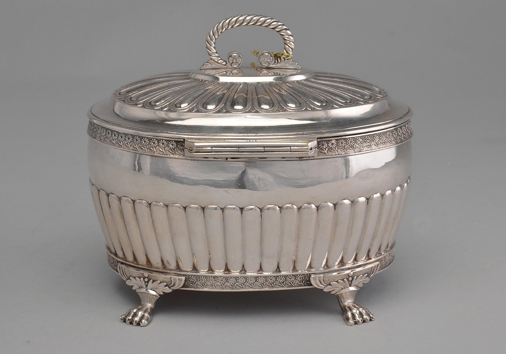 SOKERILIPAS, hopeaa. Gustaf Folcker Tukholma 1833. Paino 682 g.