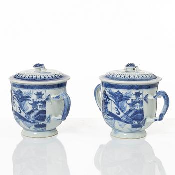 Mugg samt två muggar med lock, porslin, Kina, Qingdynastin, 1700-1800-tal.