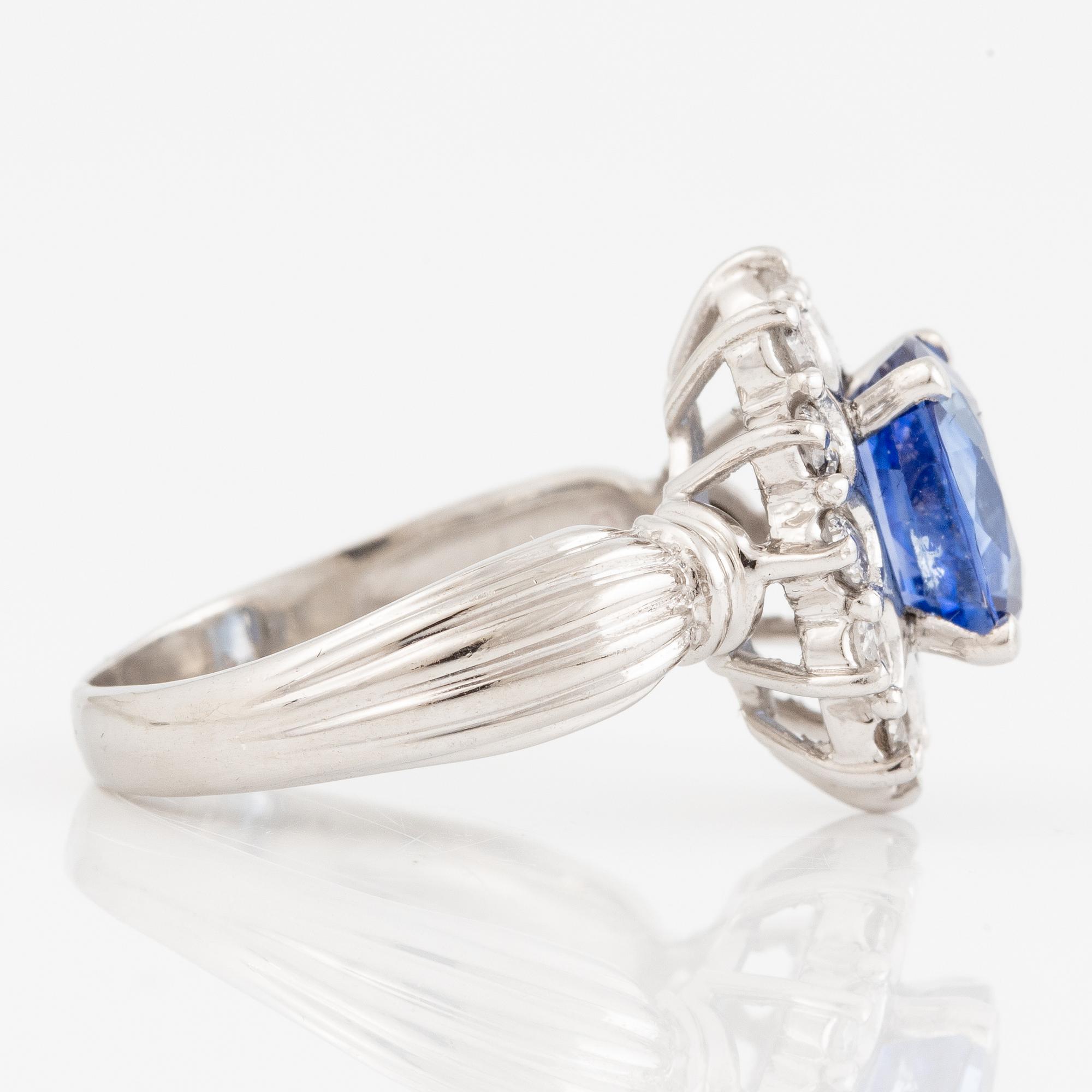 Ring platinum, with a sapphire and brilliant-cut diamonds.