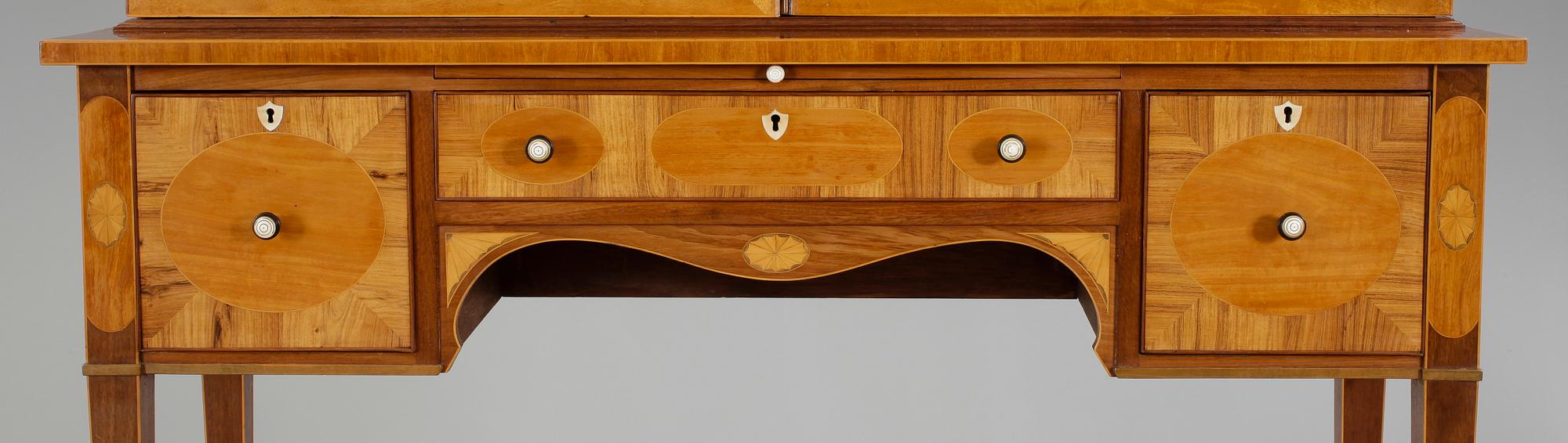 VITRINSKÅP, Sheraton-stil, England, 1900-tal.