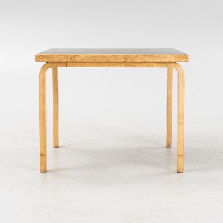 Alvar Aalto, bord, modell 816,  samt 3 st stolar, modell 65, Artek, 1900-talets mitt.