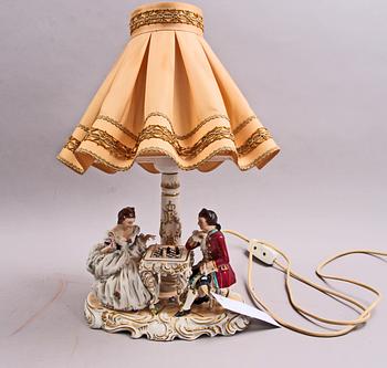 BORDSLAMPA, porslin, Tyskland. Nyrokokostil.