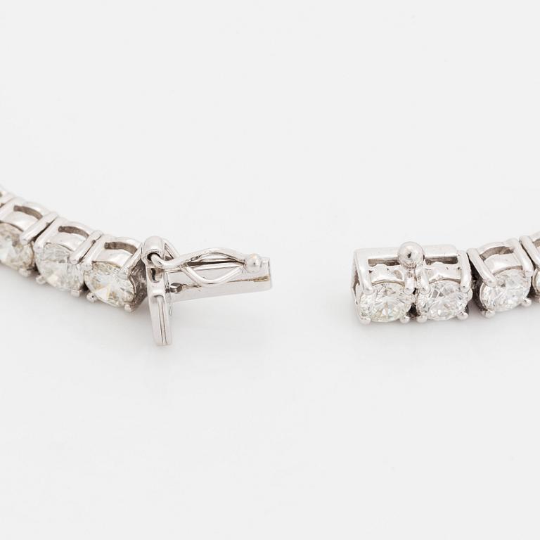 An 18K white gold bracelet set with round brillliant-cut diamonds.