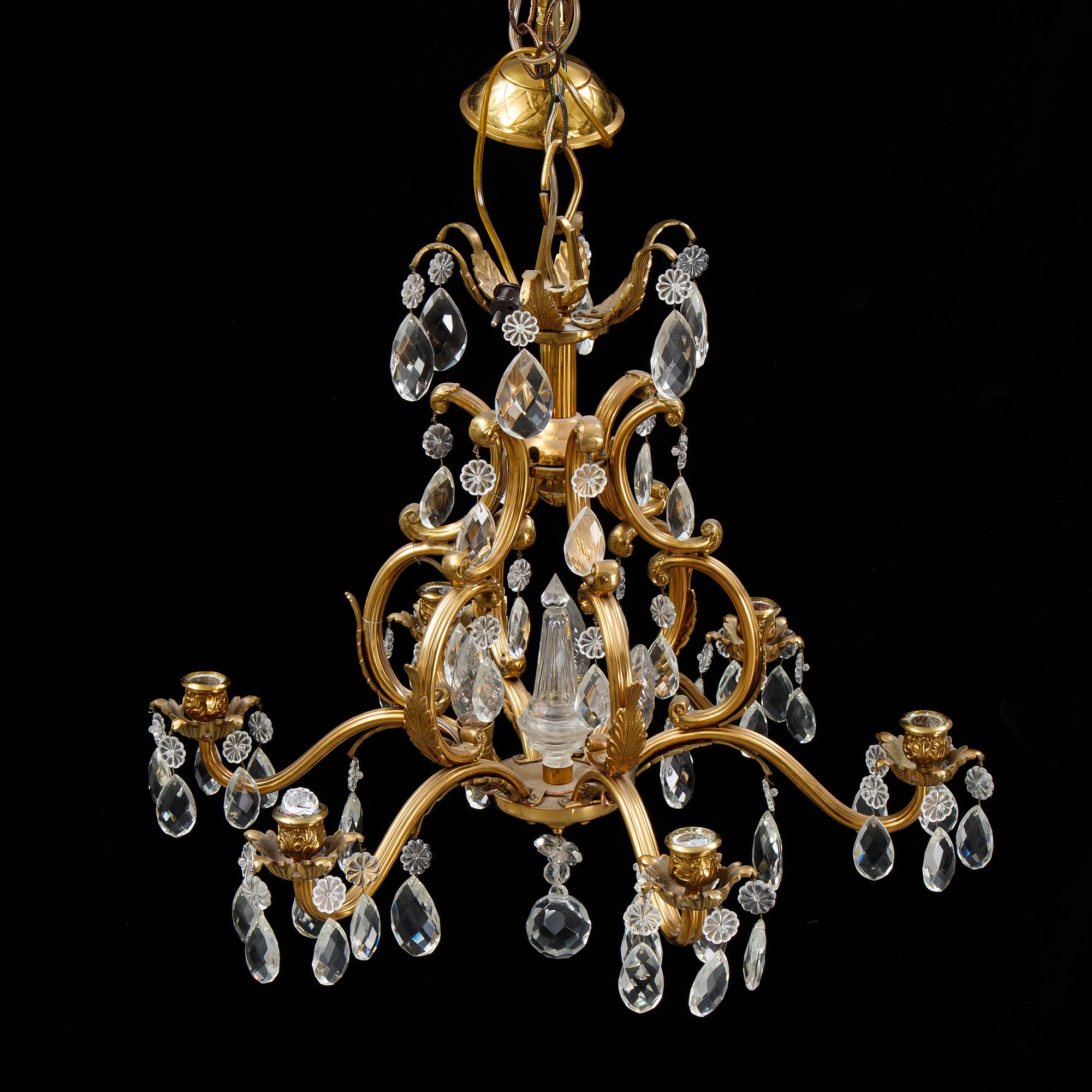 A Rococo style chandelier, erly 20th Century.