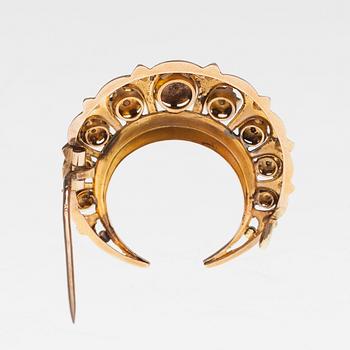 BROSCH, guld 18K och flodpärlor, otydliga stämplar, sannolikt Frankrike / Italien. Vikt ca 3,1 g.
