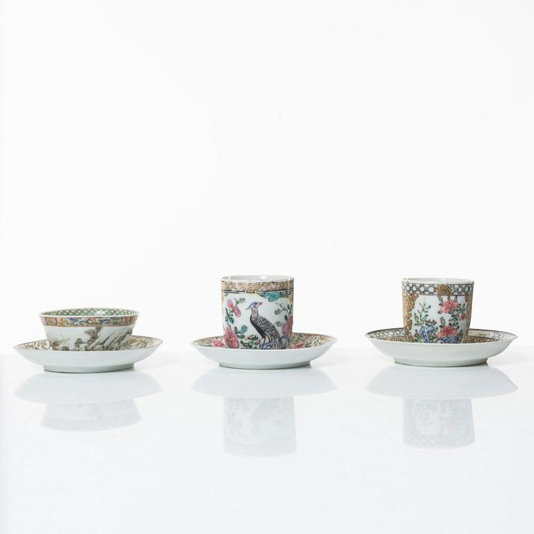 Koppar med fat, tre stycken, porslin, Kina, Qingdynastin, 1700-tal.