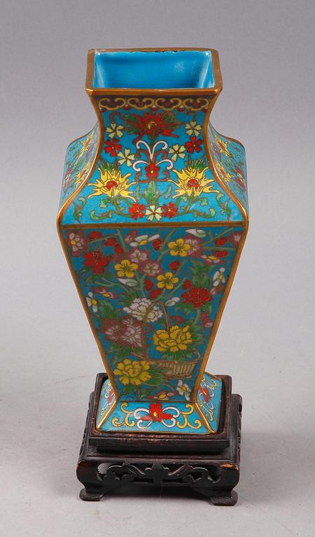 VAS. Cloisonné. Kina 1900-tal.