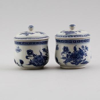 CRÈMEKOPPAR MED LOCK, 1 par, porslin, Kina, 1700-/1800-tal.