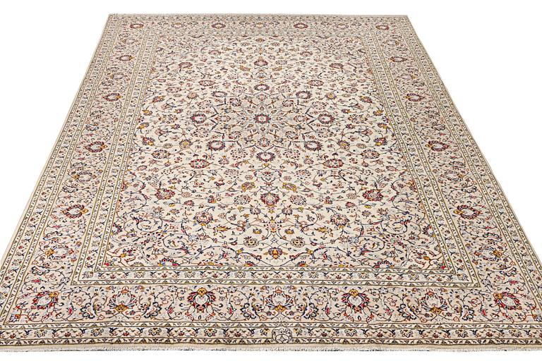 A Keshan carpet, c. 342 x 240 cm.