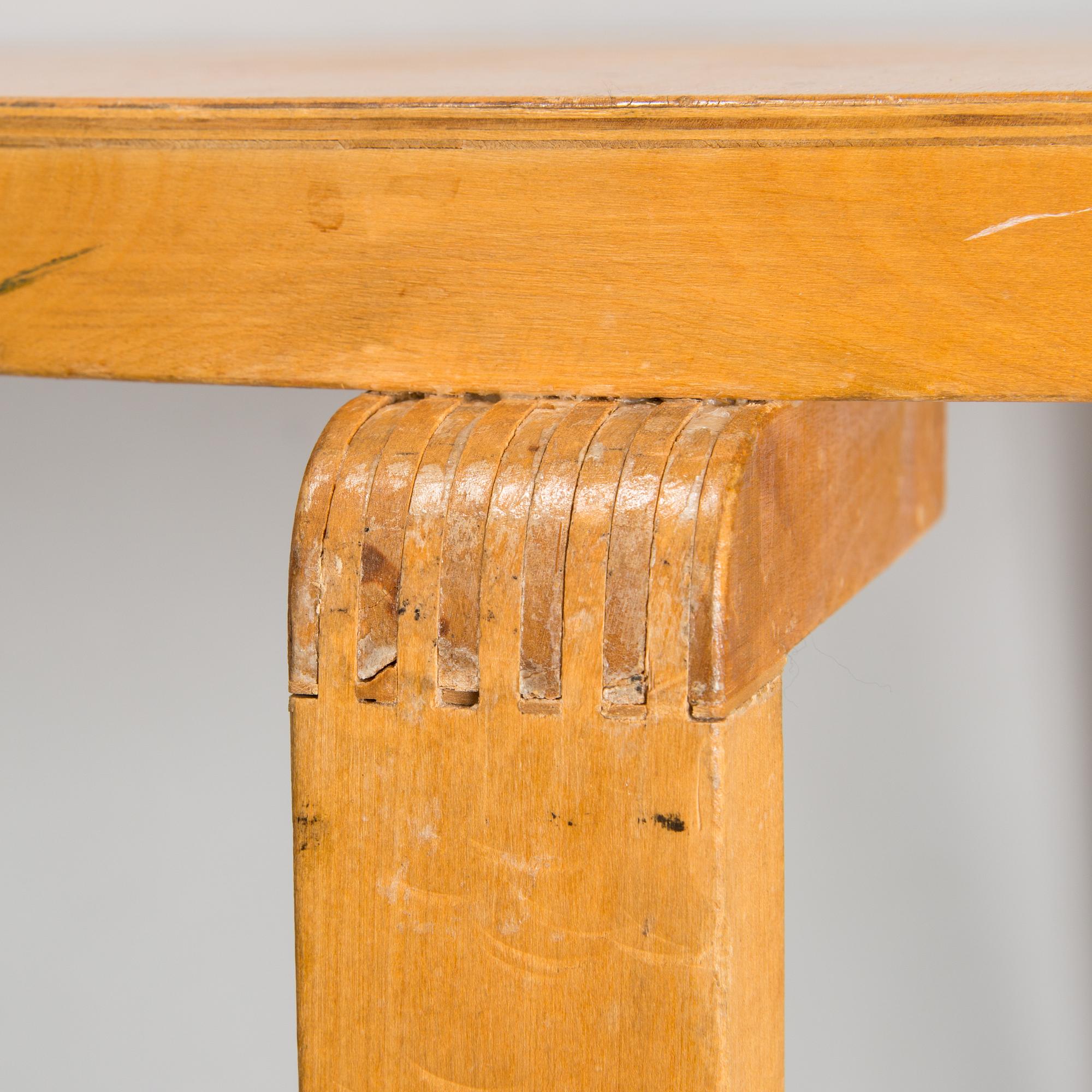 Alvar Aalto, pöytä "73" ja tuoleja, 4 kpl, malli 69, O.Y. Huonekalu-ja Rakennustyötehdas A.B. 1940-luku.