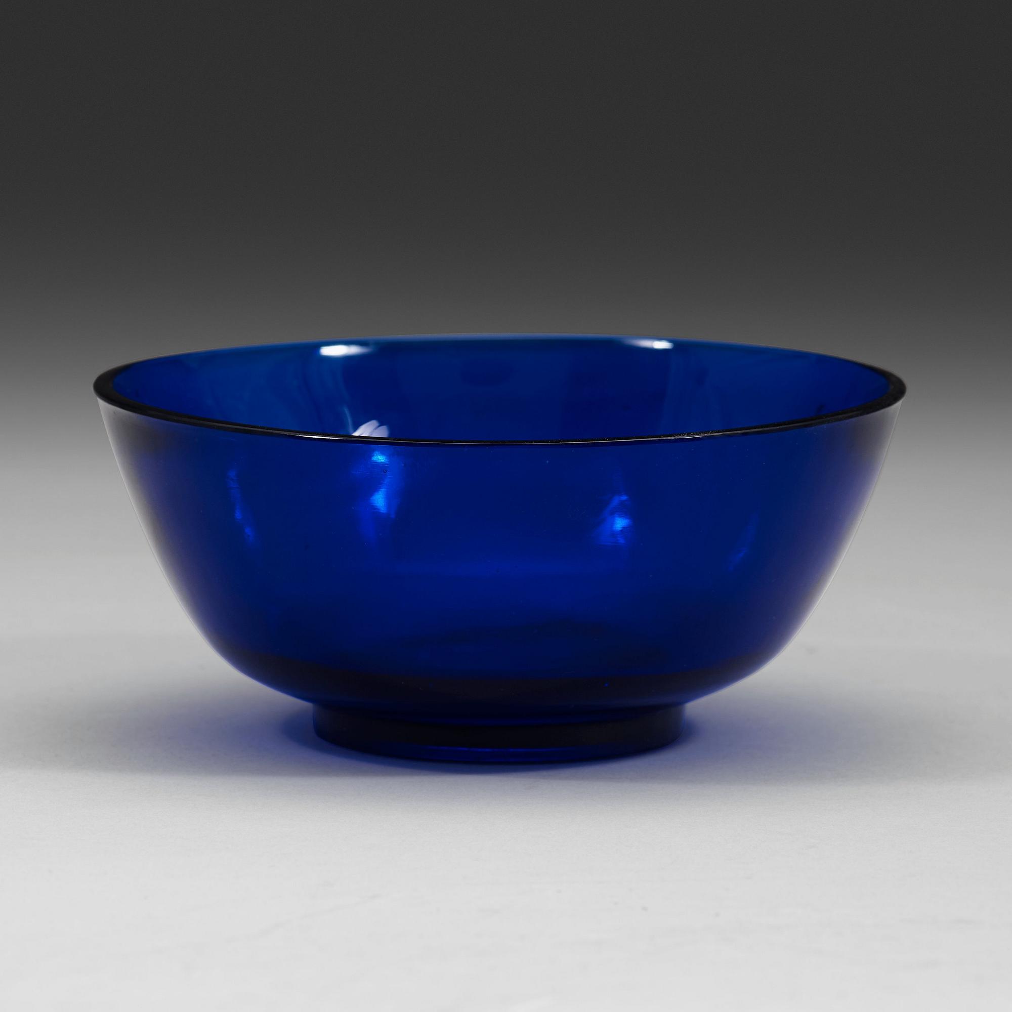 SKÅL, blått pekingglas. Qingdynastin (1644-1912).