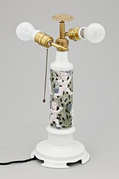 BORDSLAMPA, porslin, Karl Himmelstoss, Rosenthal. 1900-talets första hälft.