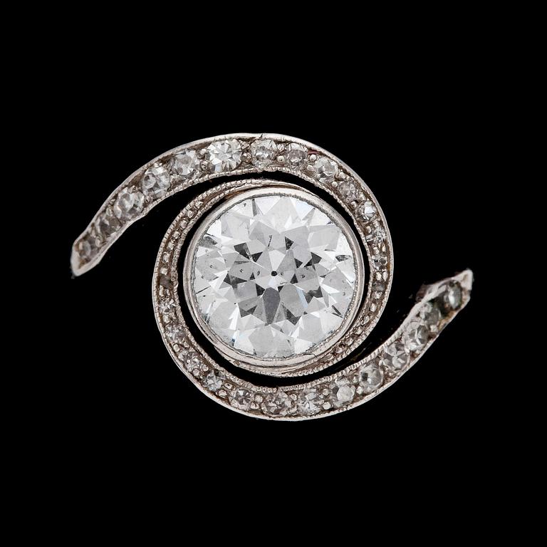 RING, gammalslipad diamant, ca 1,30 ct, samt mindre åttkantslipade diamanter, ca 1910.