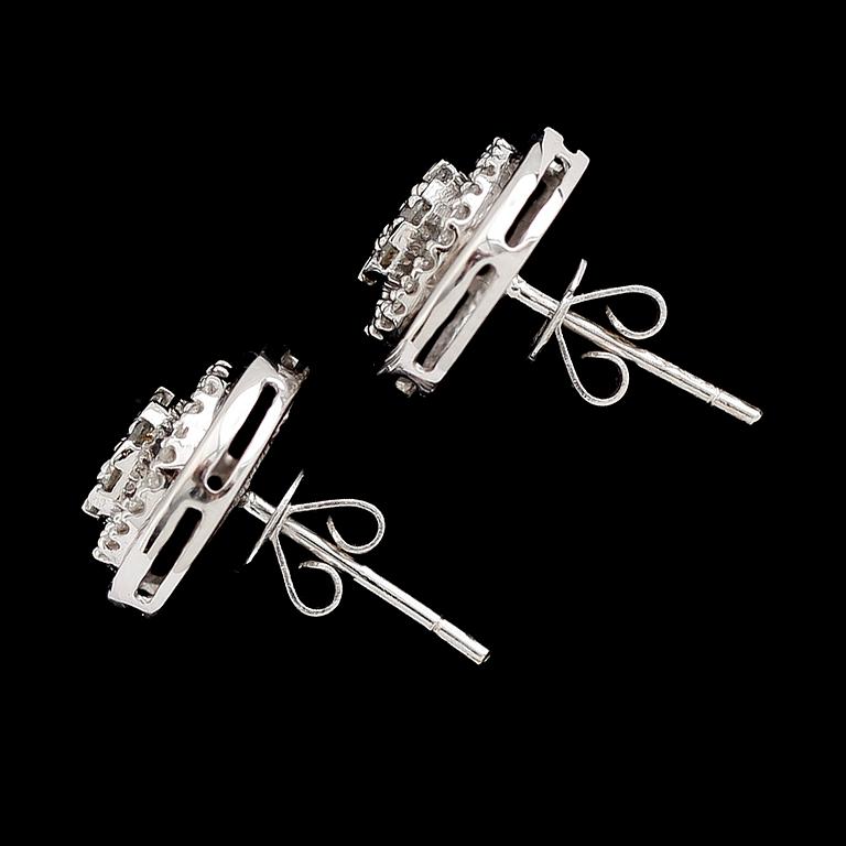 ÖRHÄNGEN, 1 par, 18 k vitguld, briljantslipade diamanter tot ca 0.43 ct.