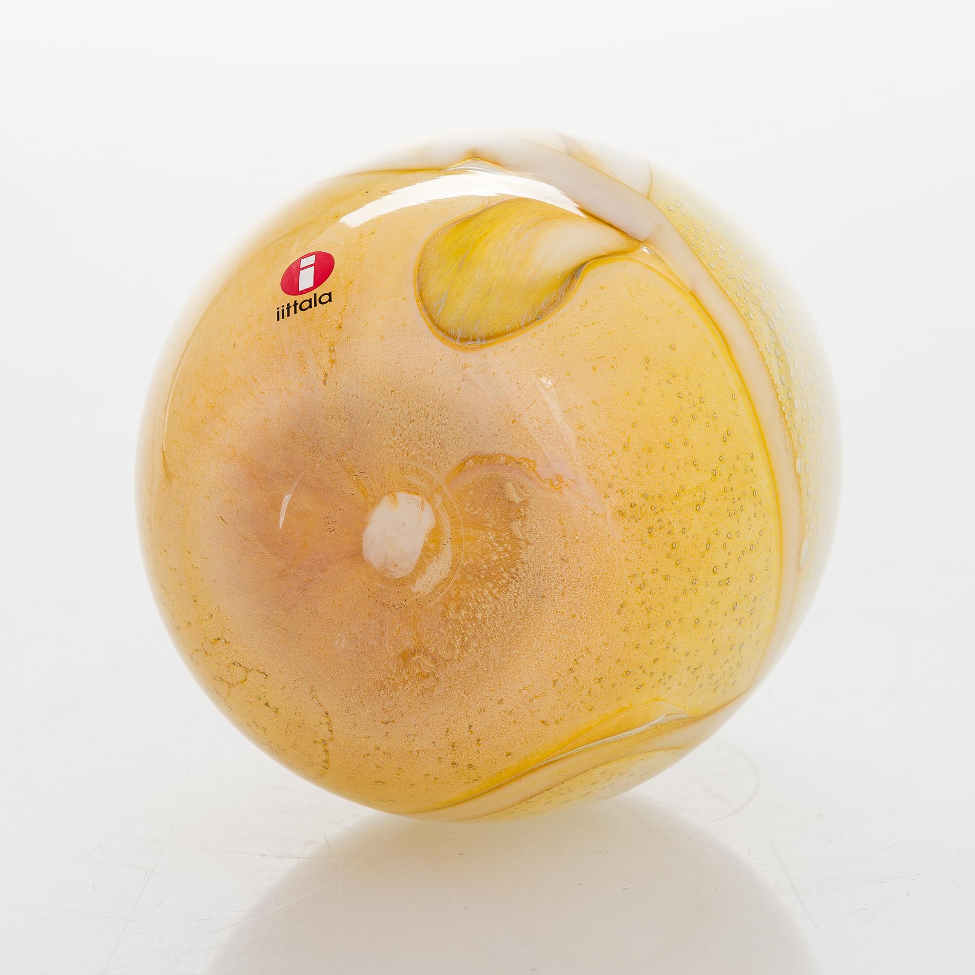 OIVA TOIKKA, A decorative glass egg, signed O. Toikka, Nuutajärvi 68/750.