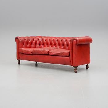 SOFFA, Chesterfield-modell, Furnwood 1900-talets andra hälft. England.