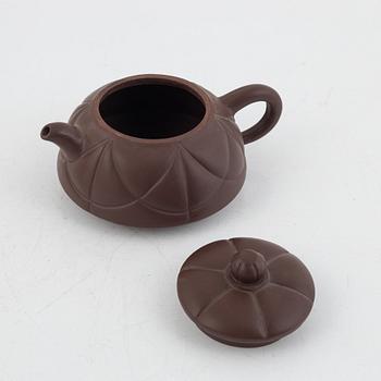 Two Chinese yixing teapots, 20th century.