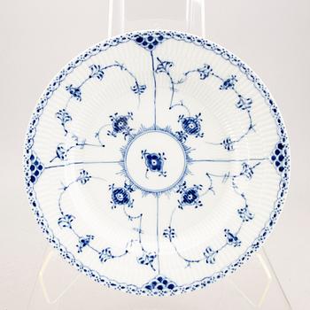 A Royal Copenhagen Muselmalet halvblonde 1940s 51 pcs porcelain dinner service.