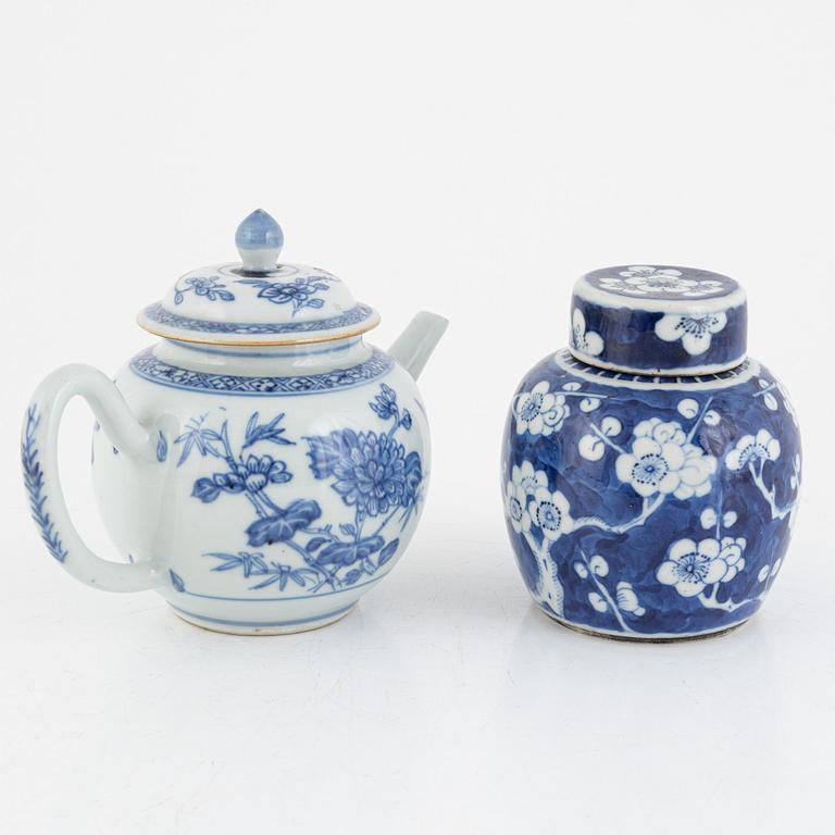 A blue and white Chinese exportporcelain teapot with a blue and white tea caddy, Qing dynasty, 18th and 19th century.