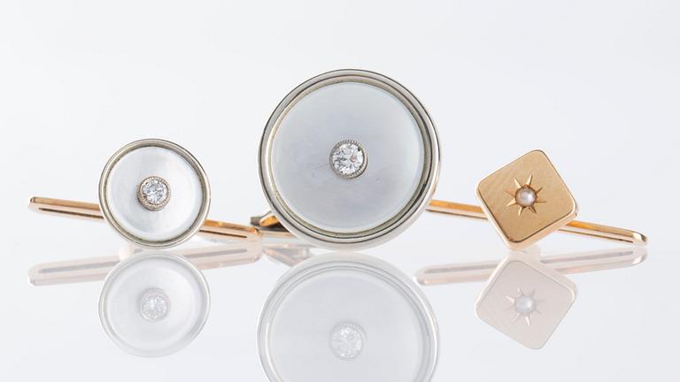 MANSCHETTKNAPPAR SAMT FRACKKNAPPAR, två par, 18K guld, pärlemor samt diamanter. Gustaf Dahlgren & Co, Malmö.