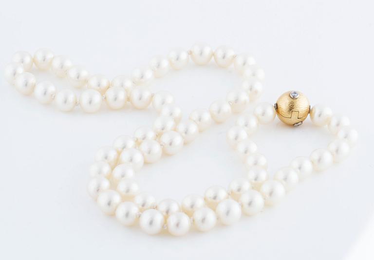 A cultured pearl necklace with brilliant cut diamond clasp from Ole Lynggaard.