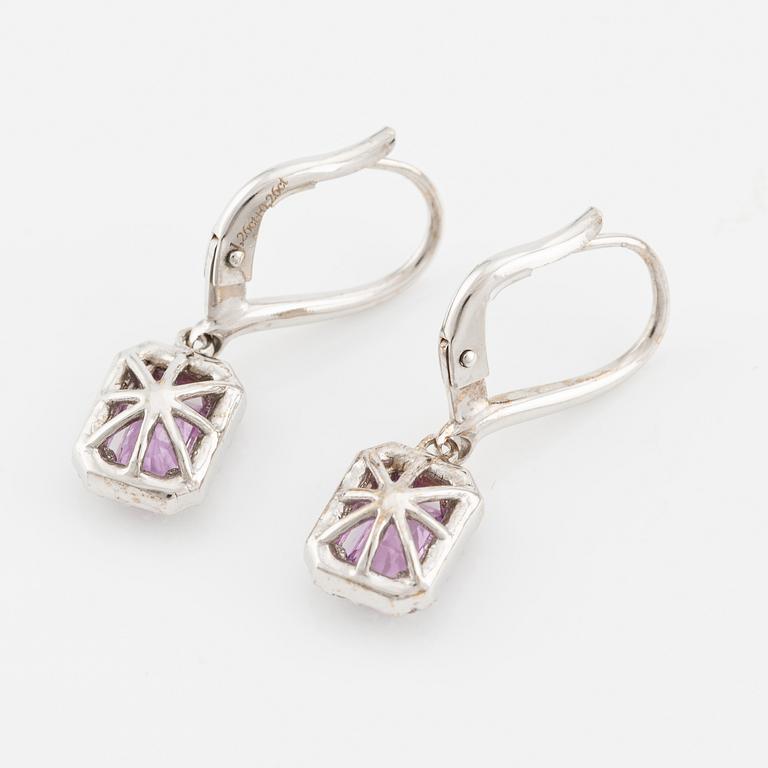 A pair of earrings in 18K white gold with pink sapphires and round brilliant-cut diamonds.