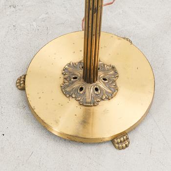 A 1940s brass floor lamp.