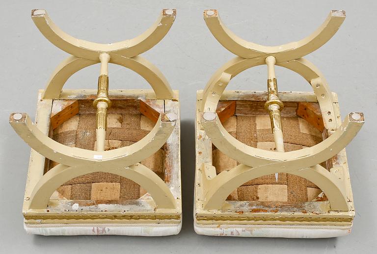 TABURETTER, ett par, sengustavianska, omkring år 1800.