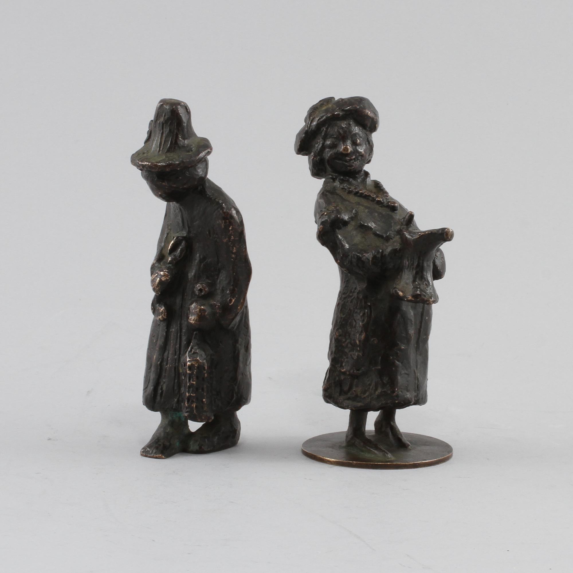 SKULPTURER, 2 st, patinerad brons, en med gjutarstämpel H Bergman Fud, 1900-tal.