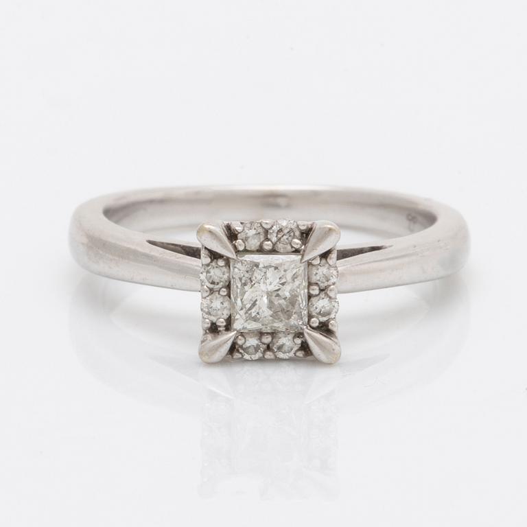 Ring 14K whitegold 1 princess-cut and brilliant-cut diamonds approx 0,30 ct in total.
