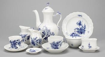 KAFFESERVIS, 52 delar, "Blå blomst", Royal Copenhagen.