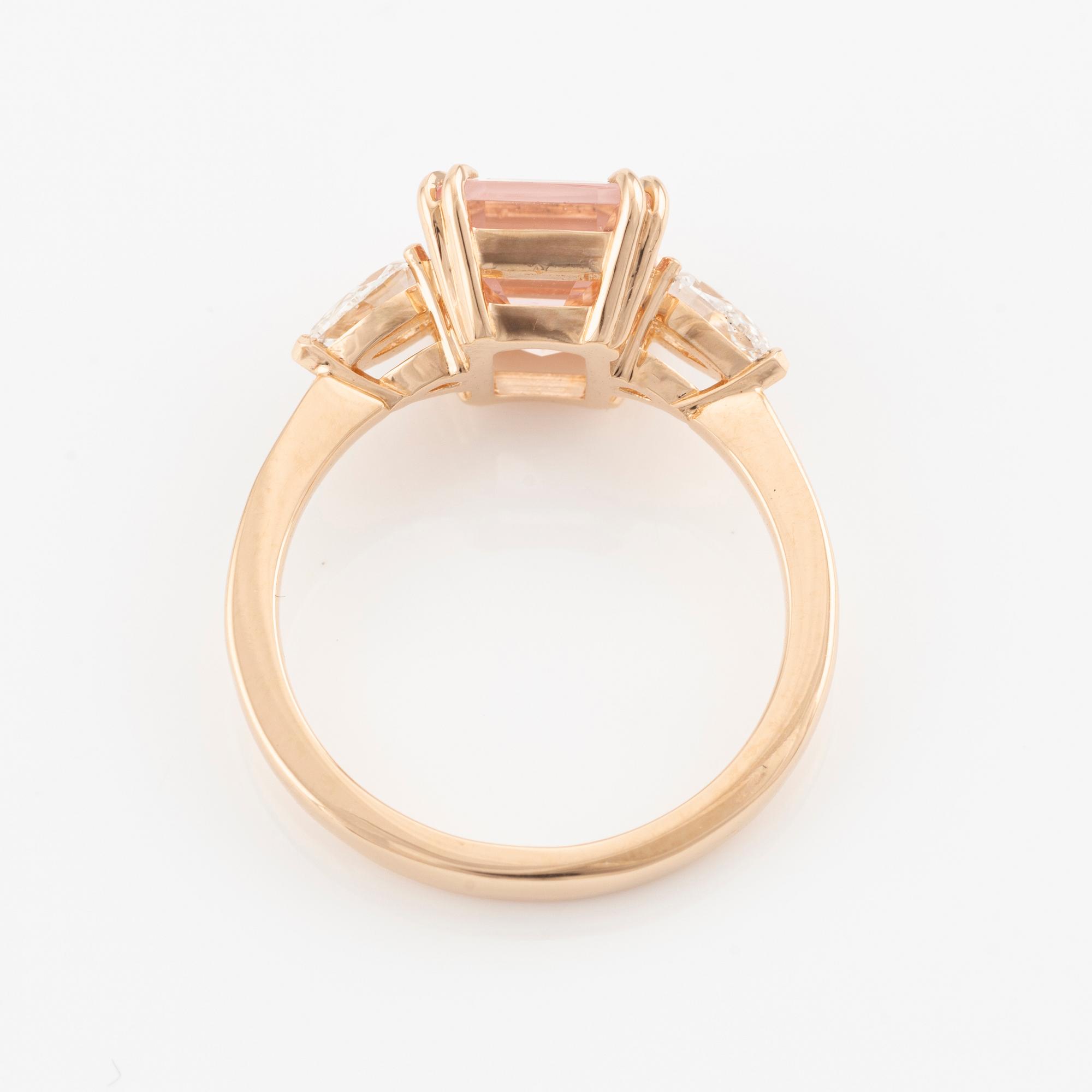 Ring in 18K gold with a faceted morganite and round brilliant-cut diamonds.