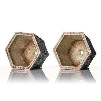 Ytterfoder, två stycken, porslin. Sen Qingdynasti/tidigt 1900-tal.