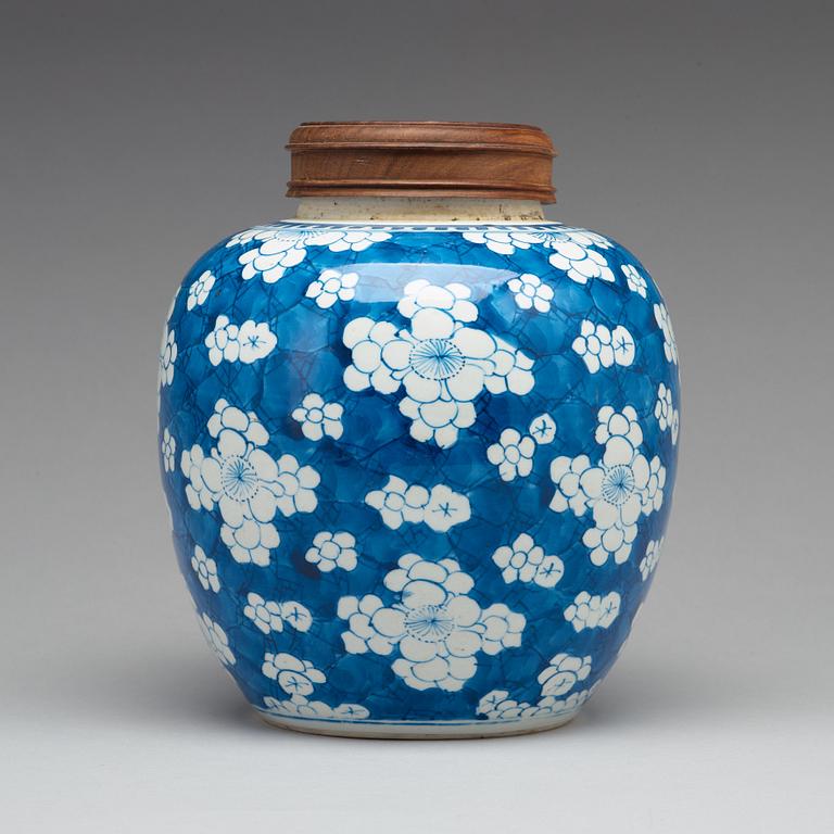 A blue and white jar, Qing dynasty, Kangxi (1662-1722).