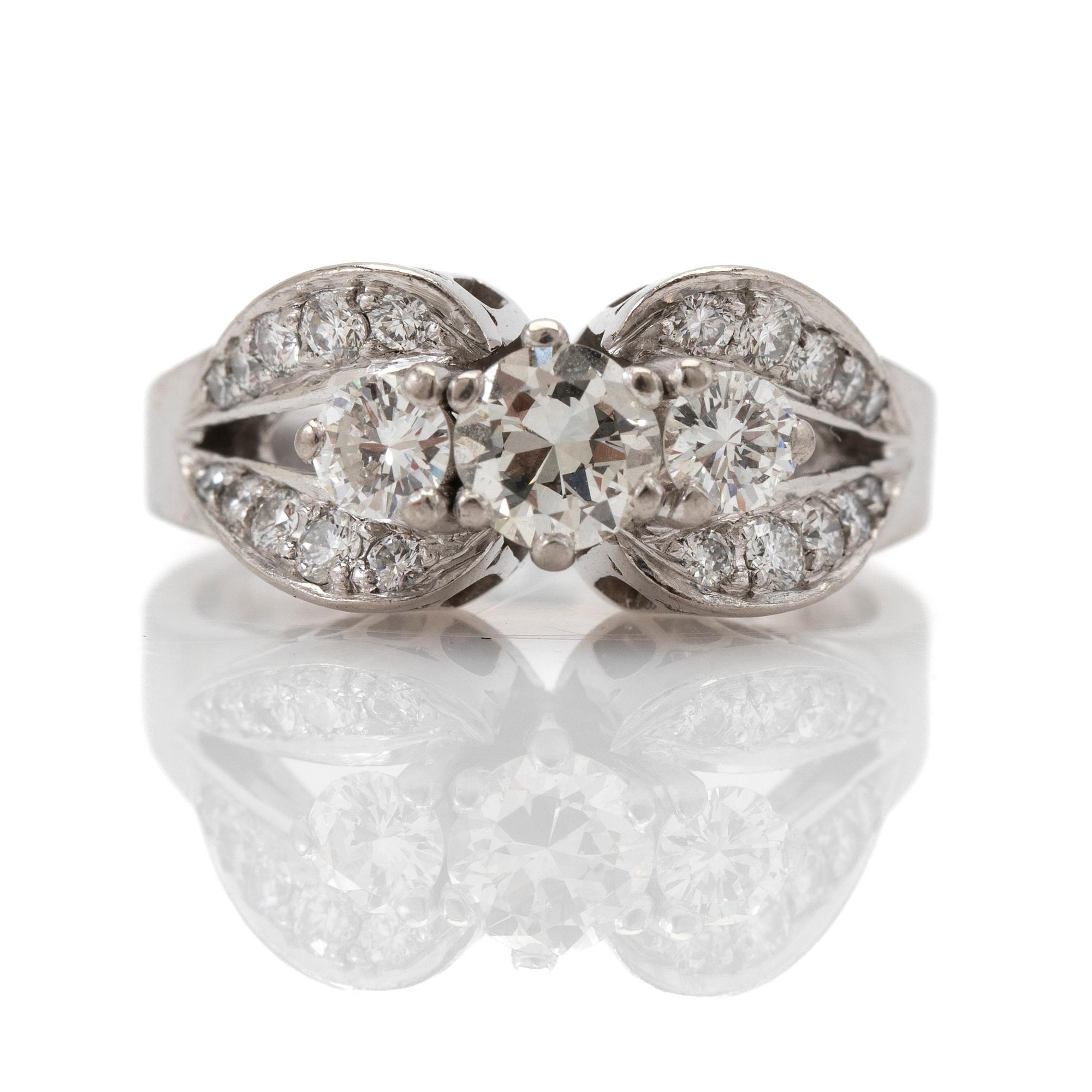 Ring, 18k white gold with brilliant-cut diamonds.