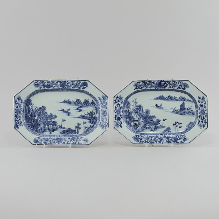 STEKFAT, ett par, porslin, Kina, 1700-tal.