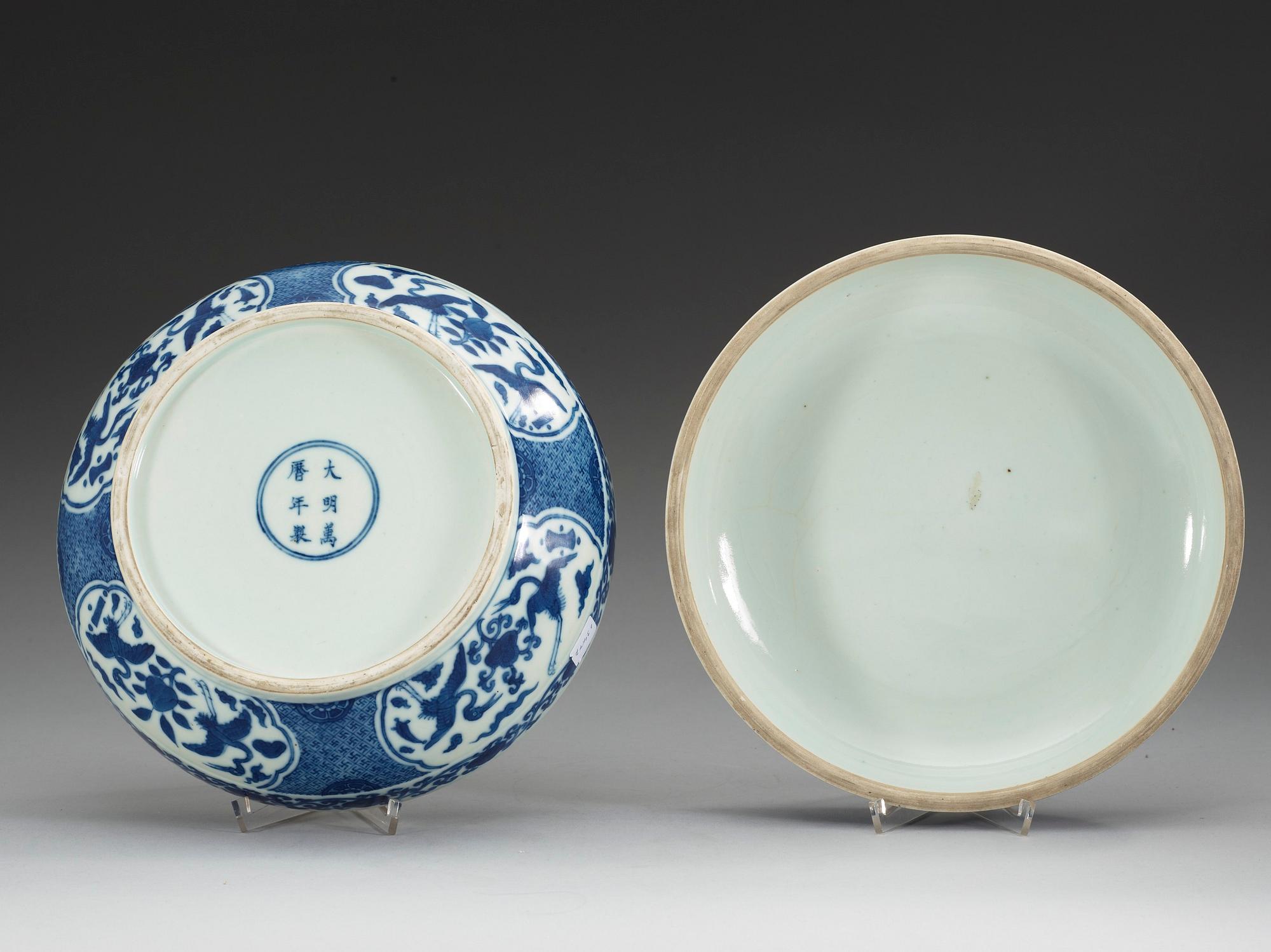 SKÅL med LOCK, porslin. Kina, Mingstil med Wanlis märke. Troligen sen Qingdynasti.