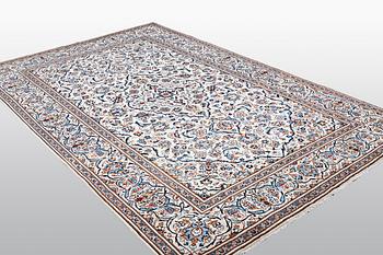 A carpet, Kashan, ca 296 x 192 cm.