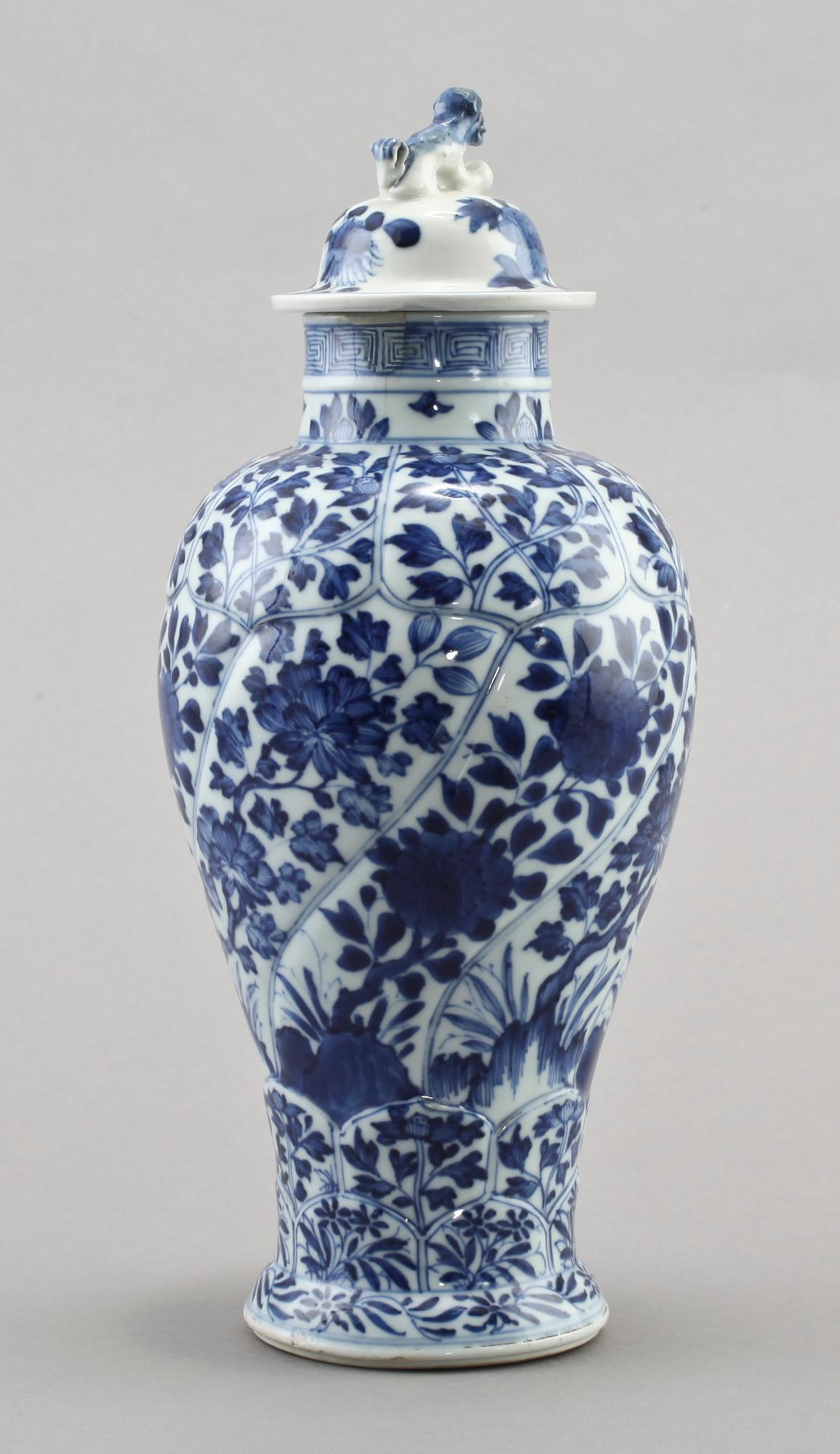 URNA och LOCK, porslin, Kina, Kanxi, 1700-tal samt 1800-tal.