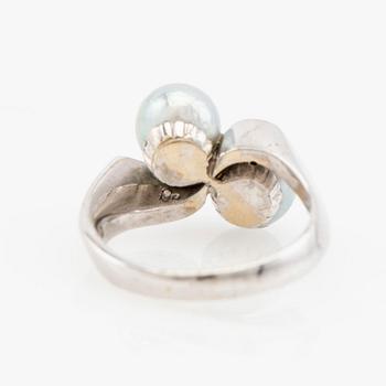 Ring, 18K white gold with cultured pearls and brilliant-cut diamonds.