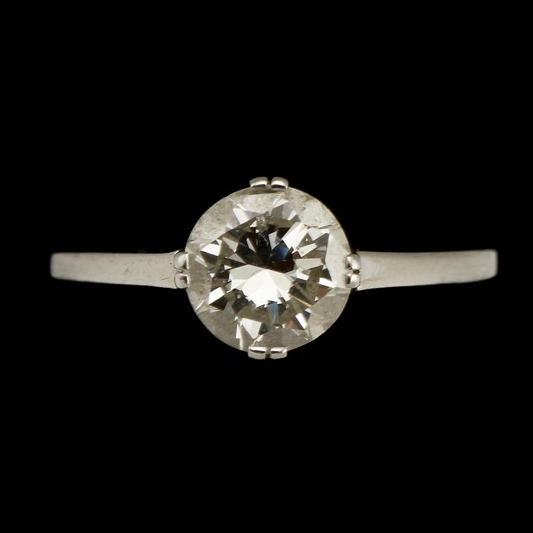 RING, 18k vitguld med äldre briljantslipad diamant, 1.33 ct, 1946. Vikt 2 g.