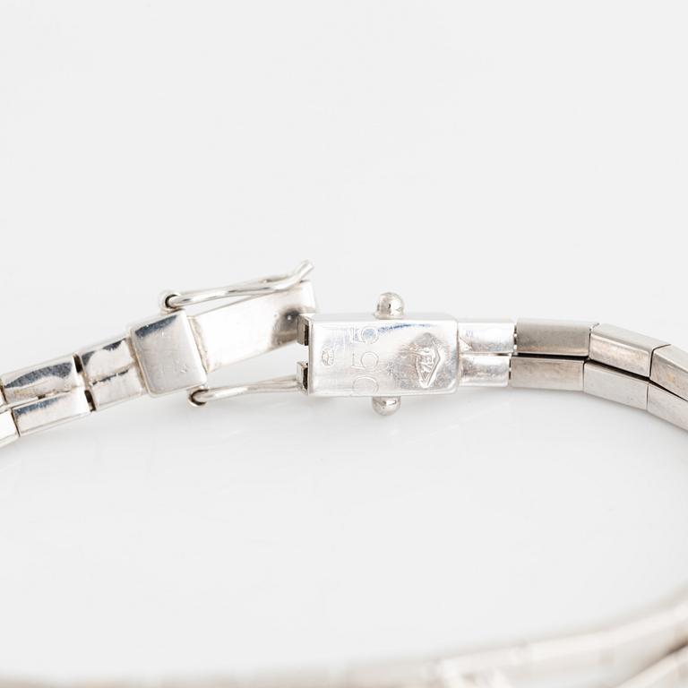 Armband, vitguld med briljantslipade diamanter.