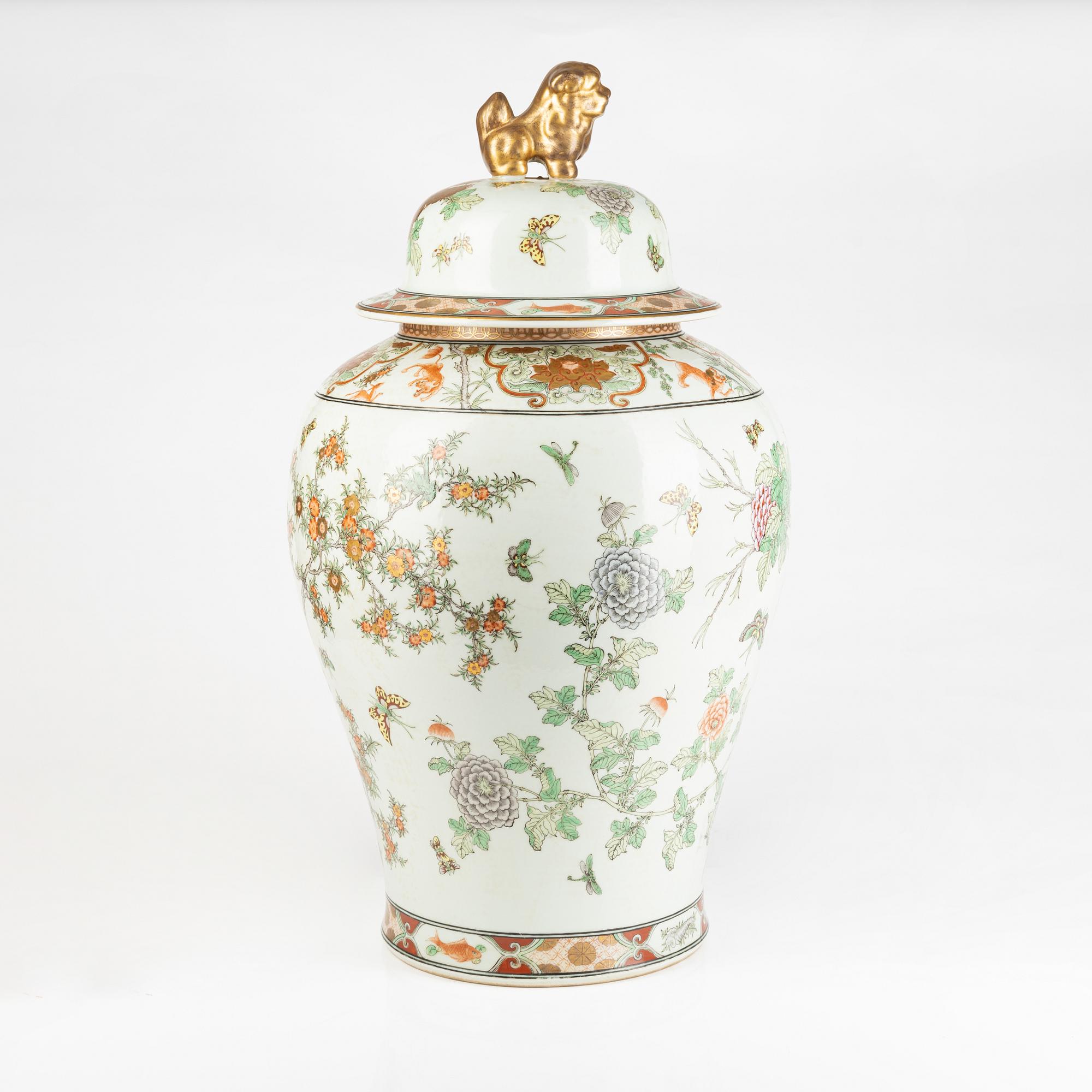 A Chinese porcelain jar, 20th Century.