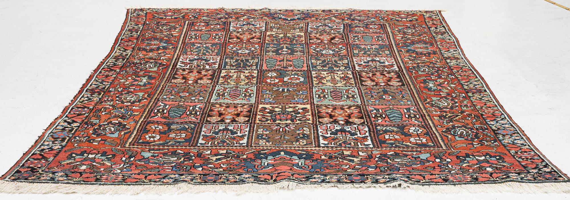 A Chahâr Mahal Bakhtiar carpet, semi-antique, c. 290 x 210 cm.