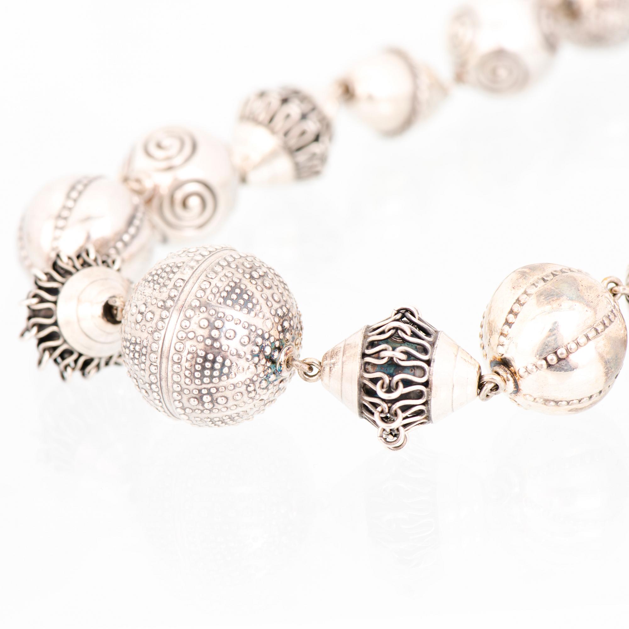 KAULAKORU, RANNEKORUJA, 2 kpl, ja SORMUS, "Halikon Kääty", hopeaa. Kalevala Koru 1972-83.